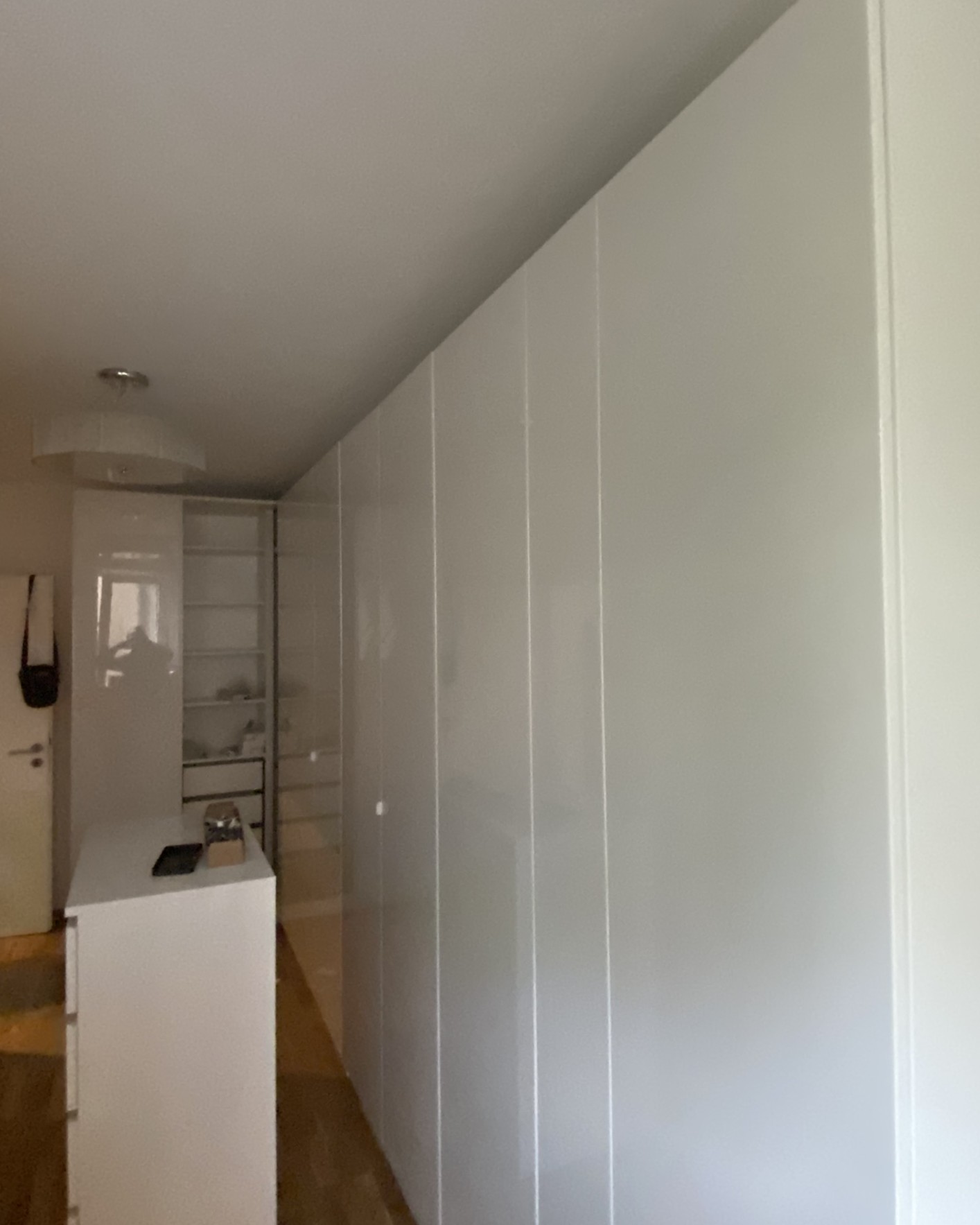 PAX Weiss Hochglanz Wandlösung – Berlin