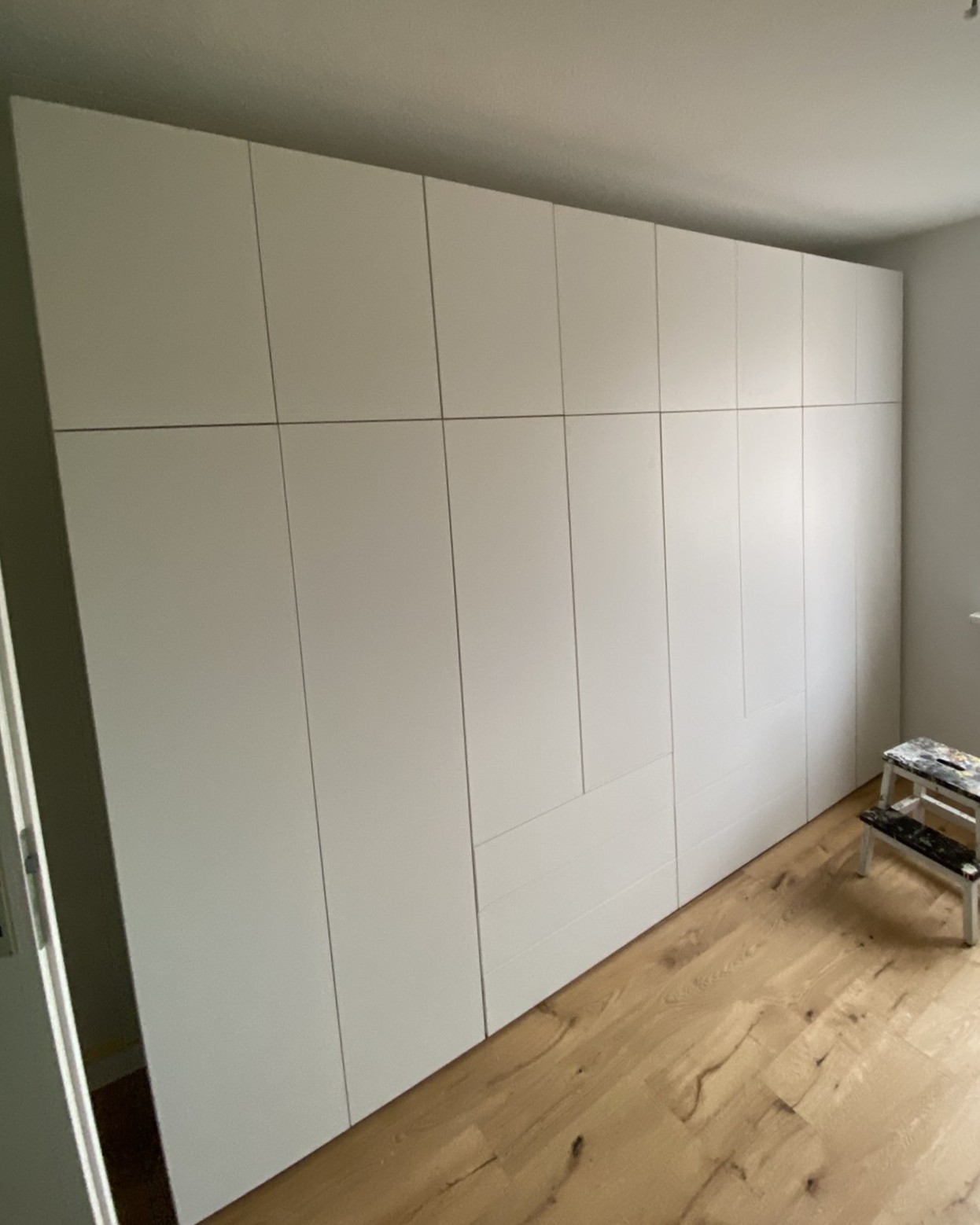 PAX Wandlösung mit Oberschränken – Altbau Berlin